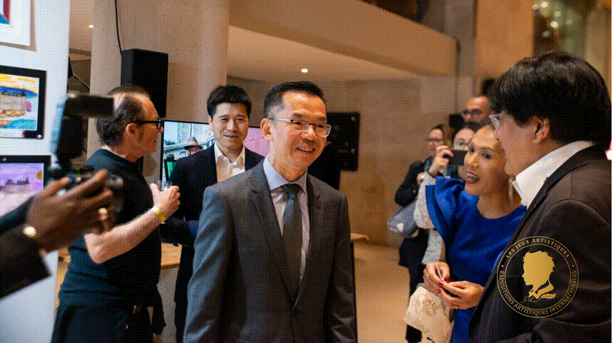 Exhibition guests exchanging views